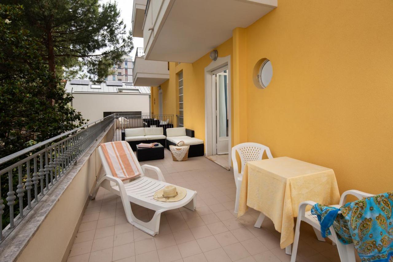 Hotel Cannes - In Pieno Centro Riccione Eksteriør billede