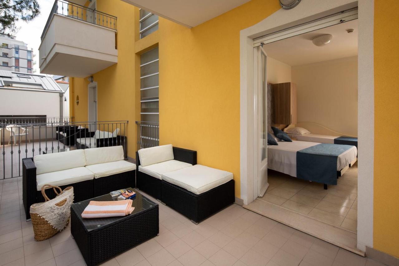 Hotel Cannes - In Pieno Centro Riccione Eksteriør billede