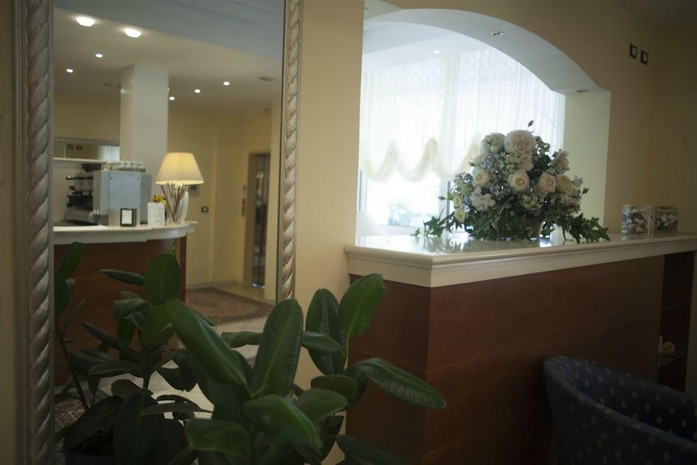 Hotel Cannes - In Pieno Centro Riccione Eksteriør billede