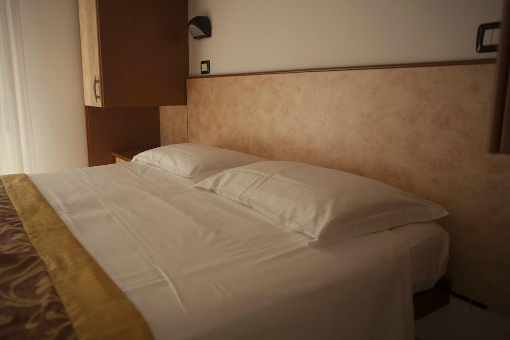 Hotel Cannes - In Pieno Centro Riccione Eksteriør billede