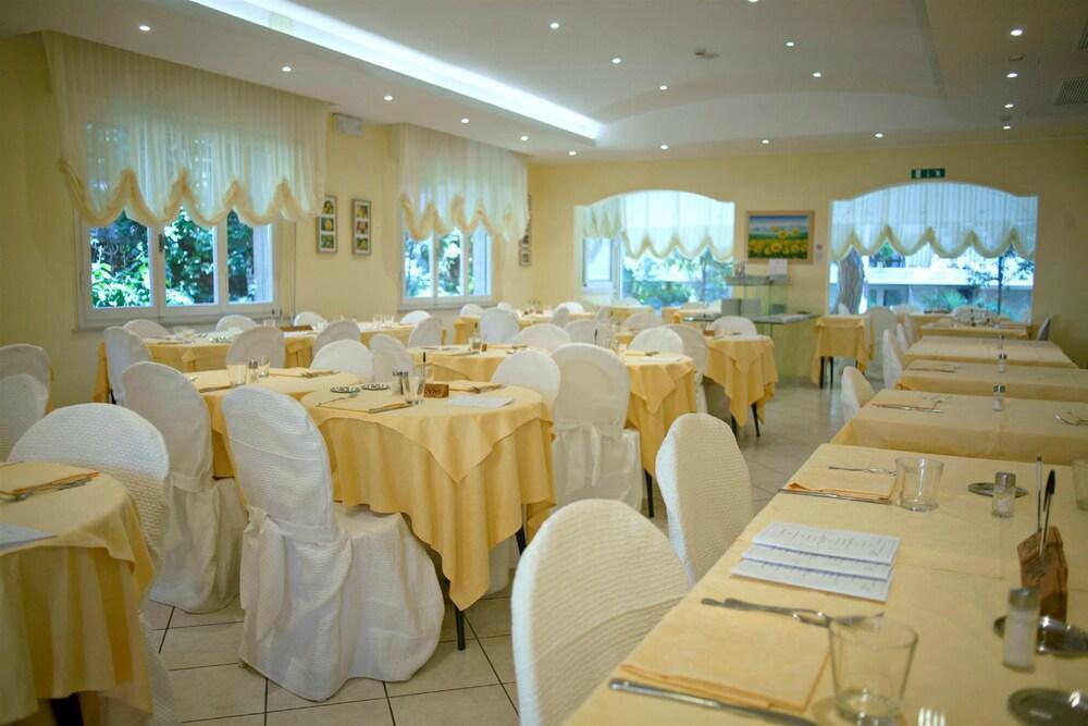 Hotel Cannes - In Pieno Centro Riccione Eksteriør billede