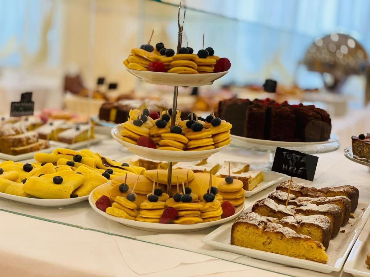 Hotel Cannes - In Pieno Centro Riccione Eksteriør billede