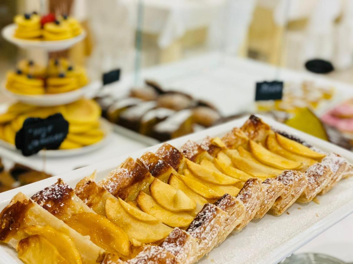 Hotel Cannes - In Pieno Centro Riccione Eksteriør billede