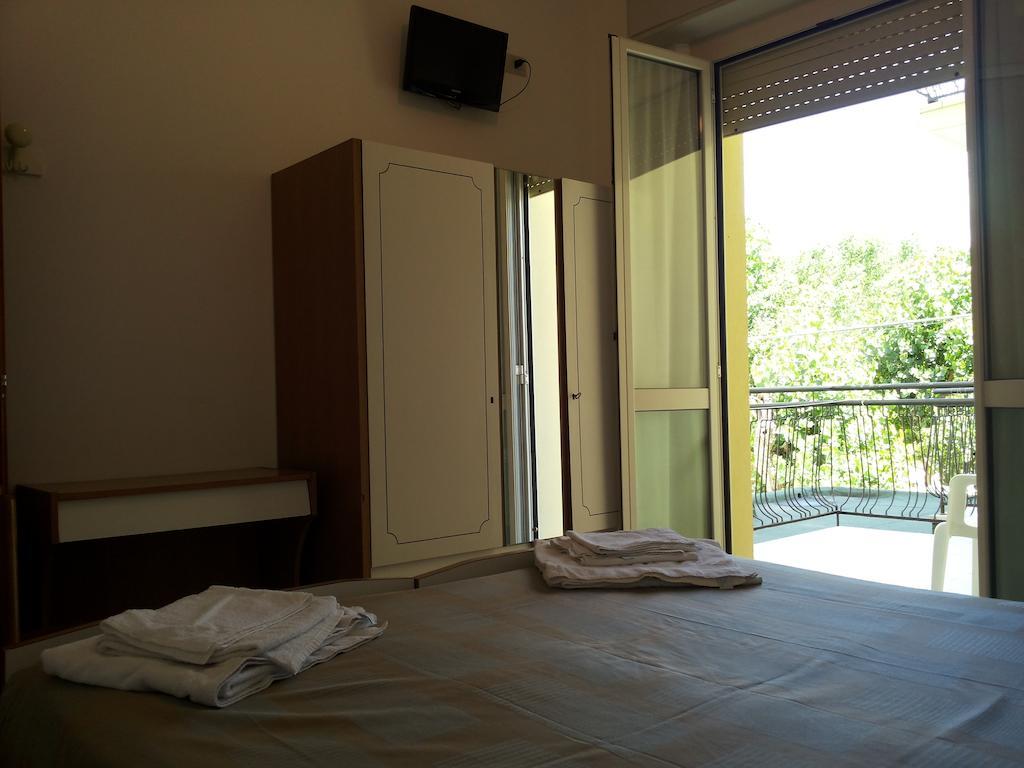 Hotel Cannes - In Pieno Centro Riccione Eksteriør billede