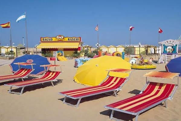 Hotel Cannes - In Pieno Centro Riccione Eksteriør billede