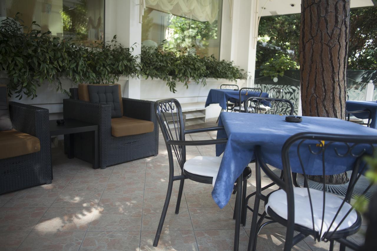 Hotel Cannes - In Pieno Centro Riccione Eksteriør billede