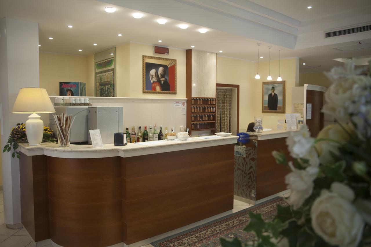 Hotel Cannes - In Pieno Centro Riccione Eksteriør billede