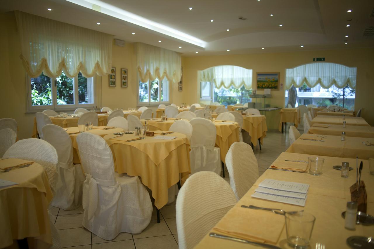 Hotel Cannes - In Pieno Centro Riccione Eksteriør billede