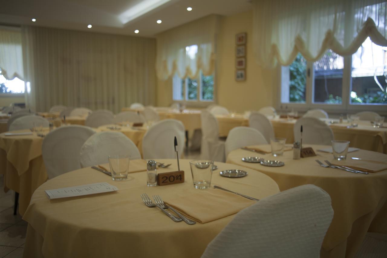 Hotel Cannes - In Pieno Centro Riccione Eksteriør billede