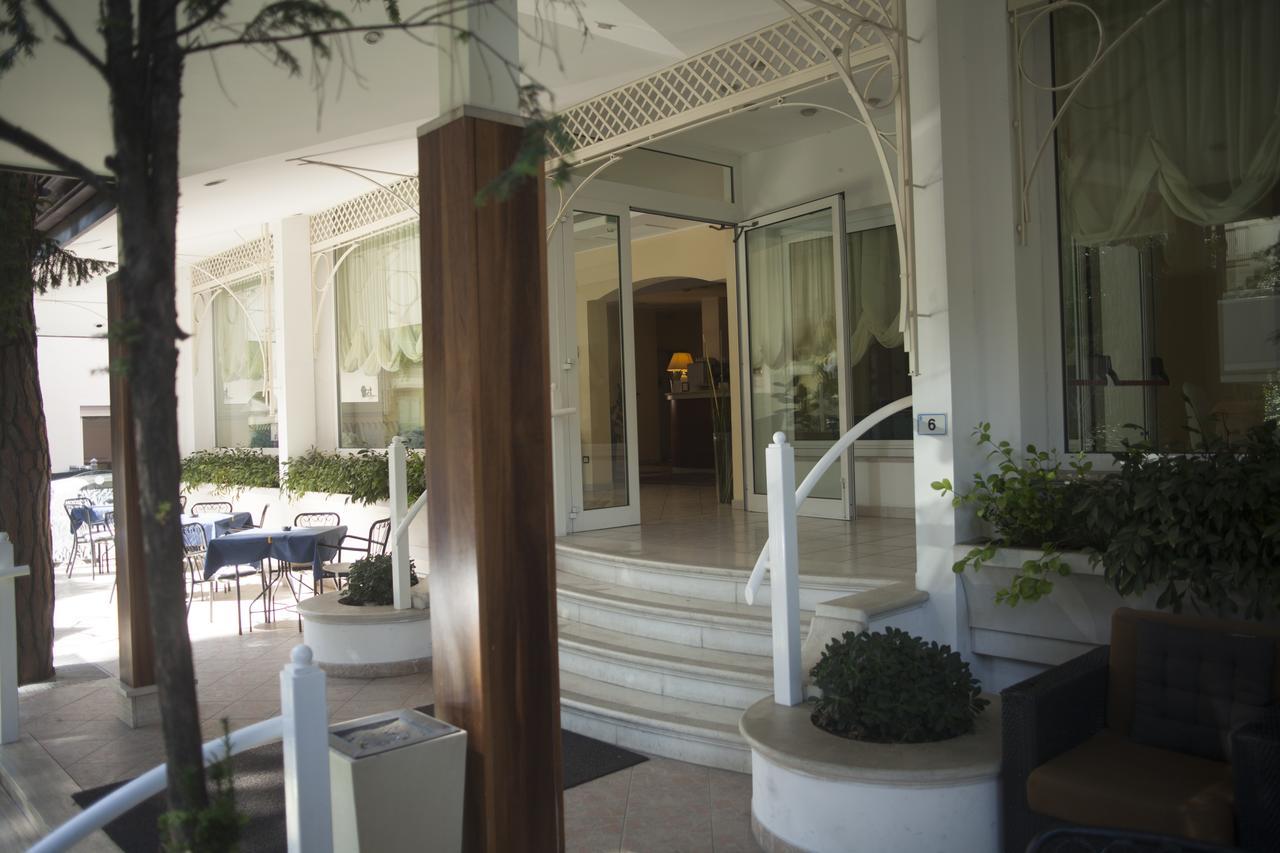 Hotel Cannes - In Pieno Centro Riccione Eksteriør billede