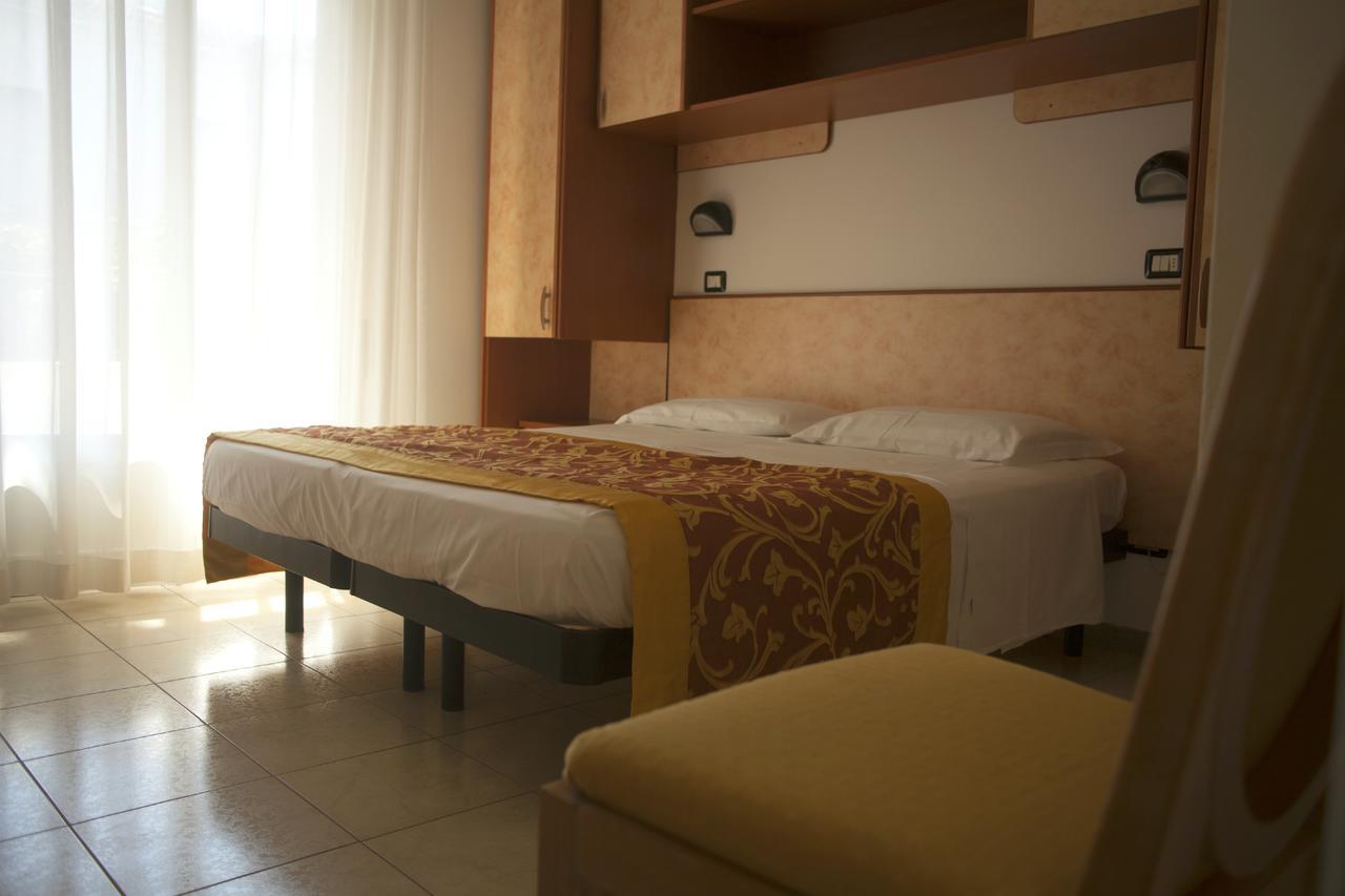 Hotel Cannes - In Pieno Centro Riccione Eksteriør billede