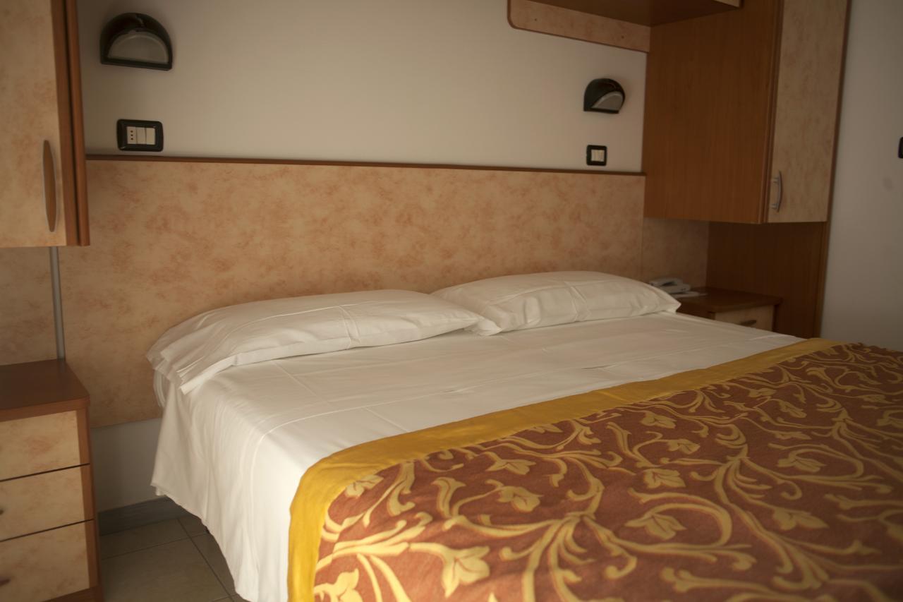 Hotel Cannes - In Pieno Centro Riccione Eksteriør billede