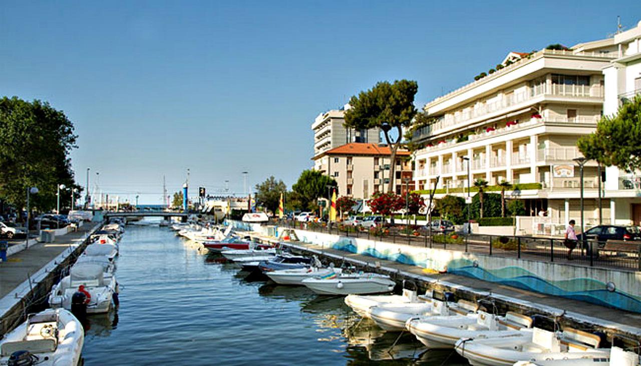 Hotel Cannes - In Pieno Centro Riccione Eksteriør billede