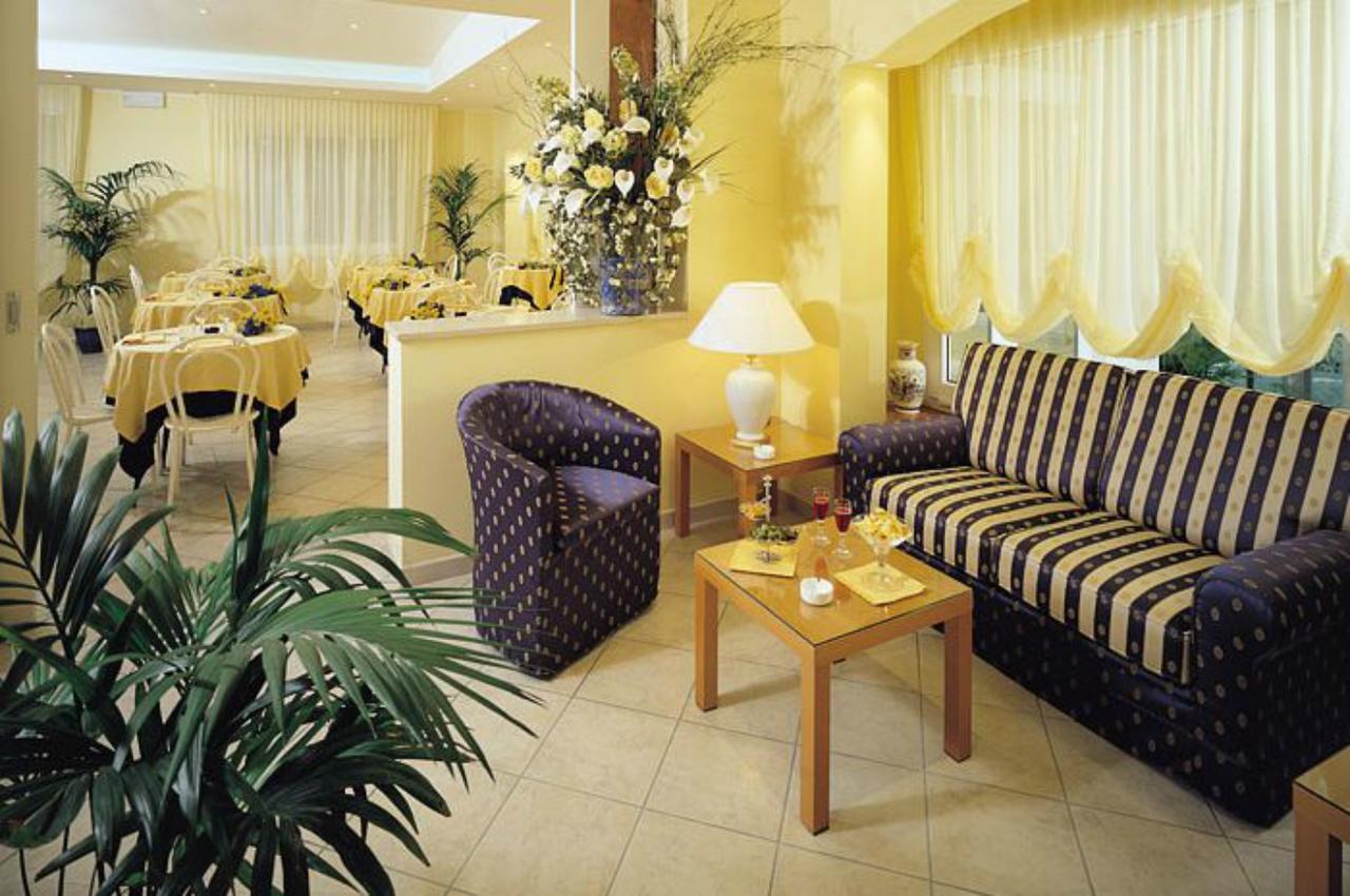 Hotel Cannes - In Pieno Centro Riccione Eksteriør billede
