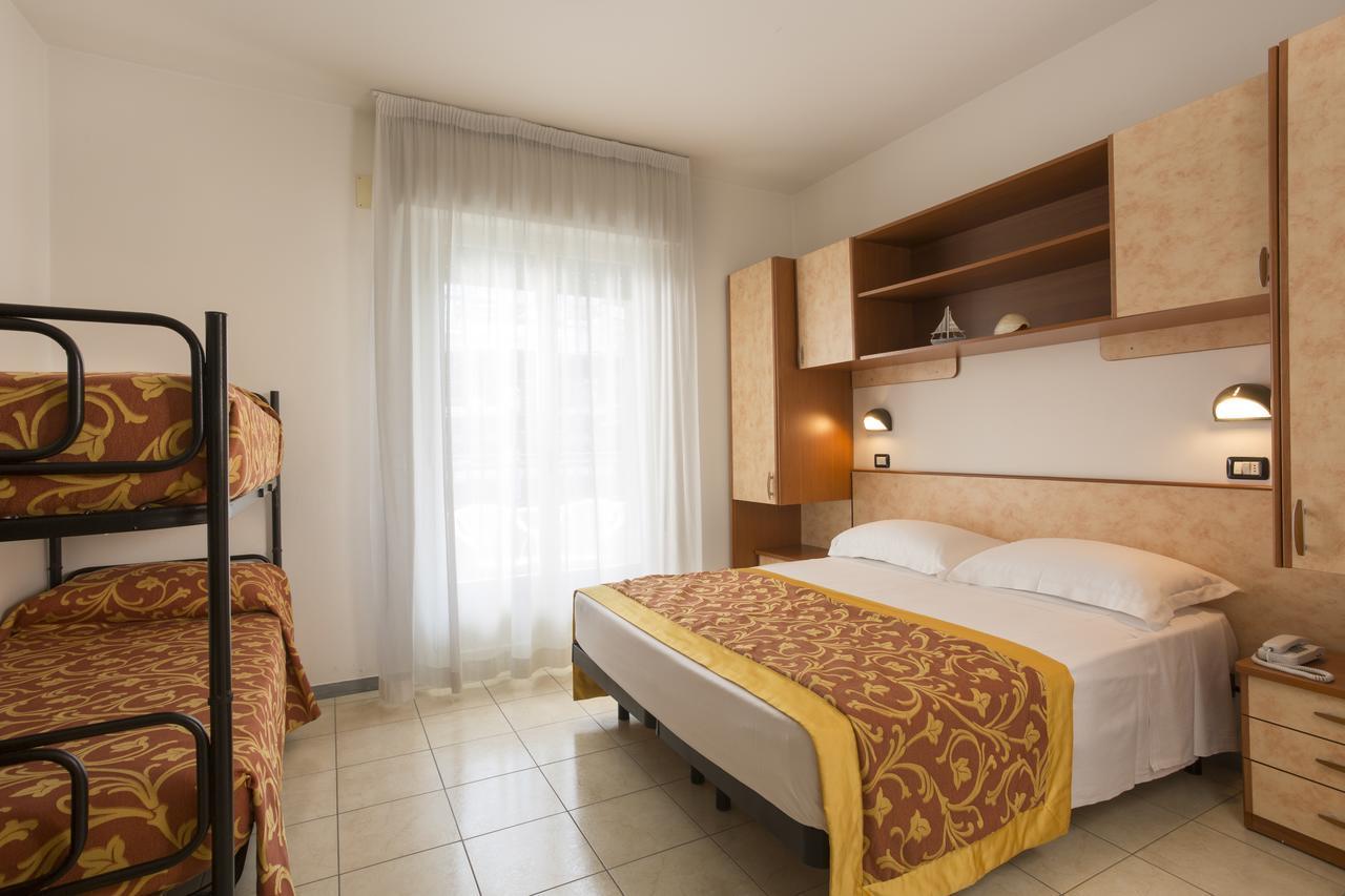 Hotel Cannes - In Pieno Centro Riccione Eksteriør billede