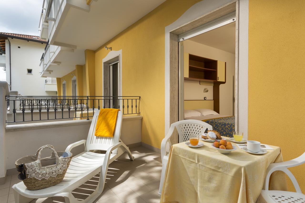 Hotel Cannes - In Pieno Centro Riccione Eksteriør billede