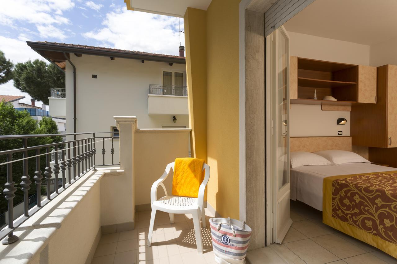 Hotel Cannes - In Pieno Centro Riccione Eksteriør billede