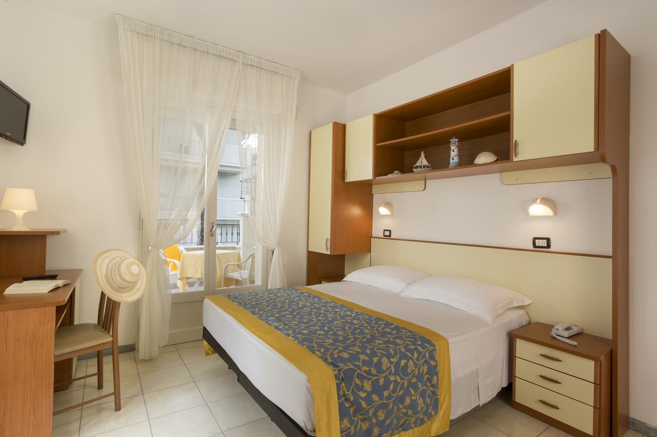 Hotel Cannes - In Pieno Centro Riccione Eksteriør billede