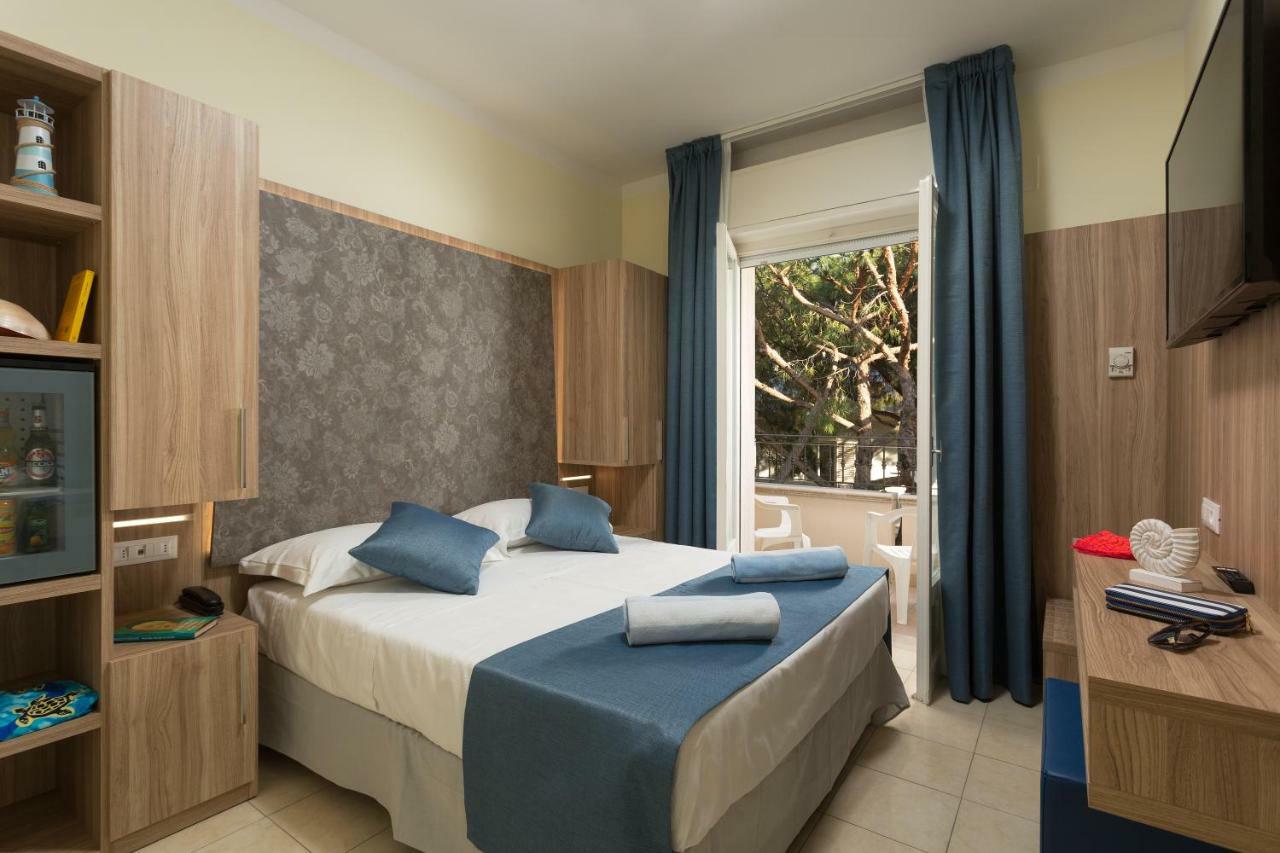 Hotel Cannes - In Pieno Centro Riccione Eksteriør billede